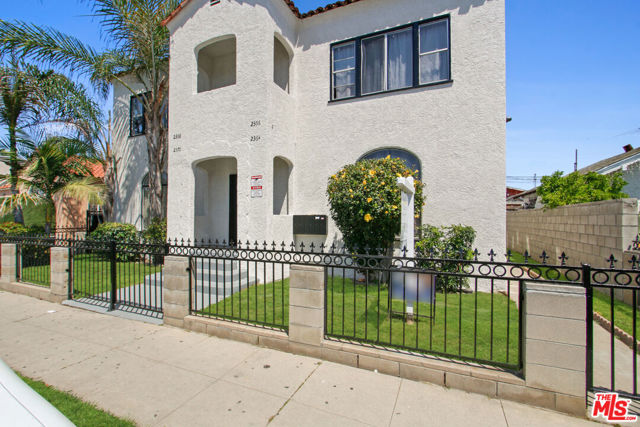 2370 Lime Avenue, Long Beach CA: https://media.crmls.org/mediaz/ebde303f-59af-4bbf-adae-2bbff5025abe.jpg