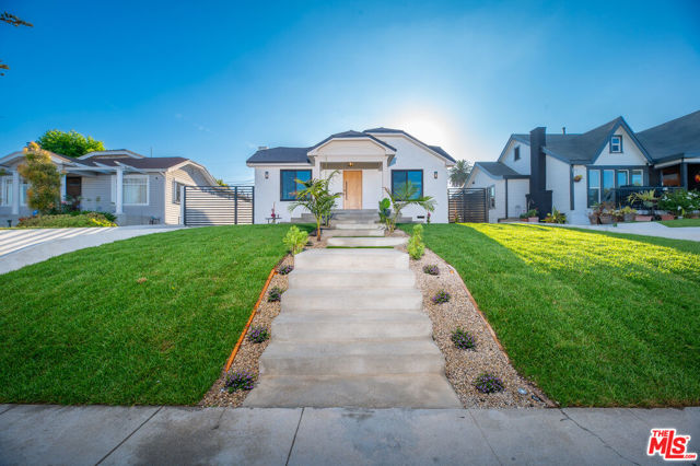 5325 S Victoria Avenue, Los Angeles CA: https://media.crmls.org/mediaz/ebde8b31-755a-47e2-b470-e0fb8eb3c2c0.jpg