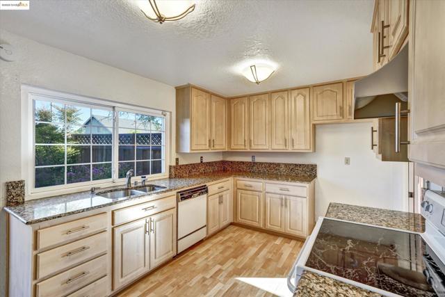 34607 Wells Ave, Fremont CA: https://media.crmls.org/mediaz/ebdfecc1-d951-4c27-ace2-09b26cbe9a91.jpg