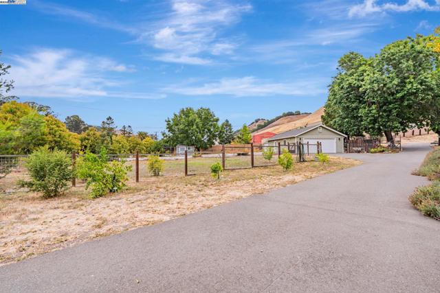 6703 Crow Canyon Rd, Castro Valley CA: https://media.crmls.org/mediaz/ebdffbf0-8587-4861-80ac-c44373666e3d.jpg