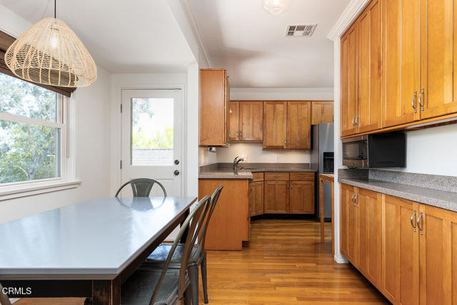 196 Malcolm Drive Drive, Pasadena CA: https://media.crmls.org/mediaz/ebe0108f-bb4c-4979-a44a-9740e2e6c8ff.jpg