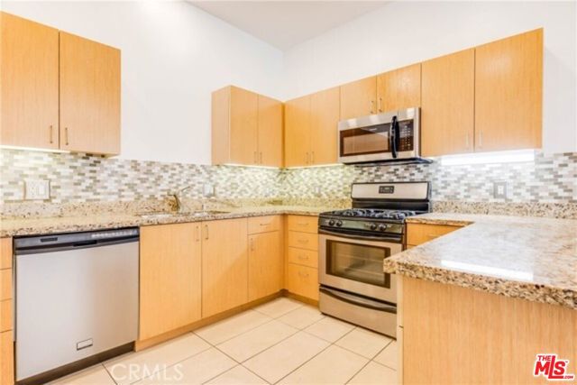 917 S New Hampshire Avenue, Los Angeles CA: https://media.crmls.org/mediaz/ebe0ce7d-c3ea-49dd-8676-38bb6f098b76.jpg