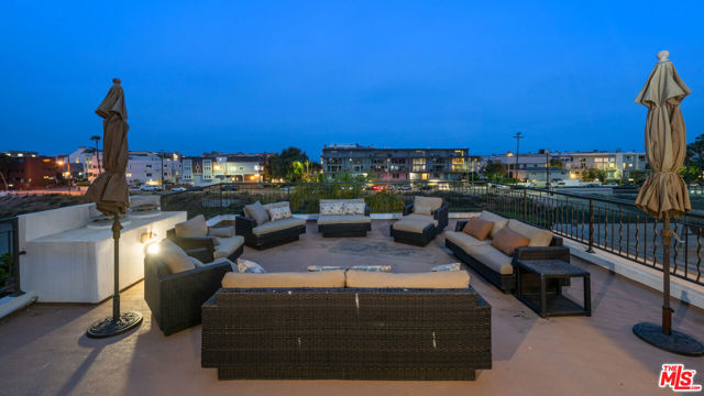 4115 Roma Court, Marina del Rey CA: https://media.crmls.org/mediaz/ebe2cf4f-3d1b-43ad-9f2e-563a0022d8fe.jpg