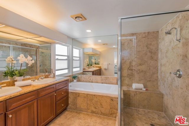 1747 S Barrington Avenue, Los Angeles CA: https://media.crmls.org/mediaz/ebe3563b-c116-40cf-9e43-9df190f4e4b5.jpg