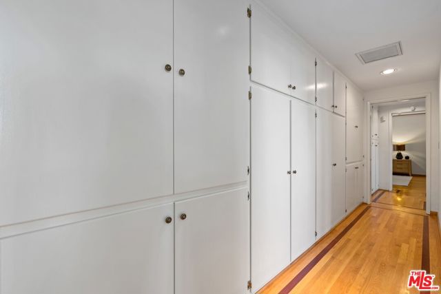 2200 Jeffersonia Way, Los Angeles CA: https://media.crmls.org/mediaz/ebe3dffb-ee7f-43e9-808b-6e3279752288.jpg