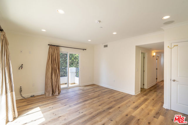 1529 S BEVERLY Drive, Los Angeles CA: https://media.crmls.org/mediaz/ebe3fa0f-e0f5-4c28-9f8a-5969c4ff92c0.jpg