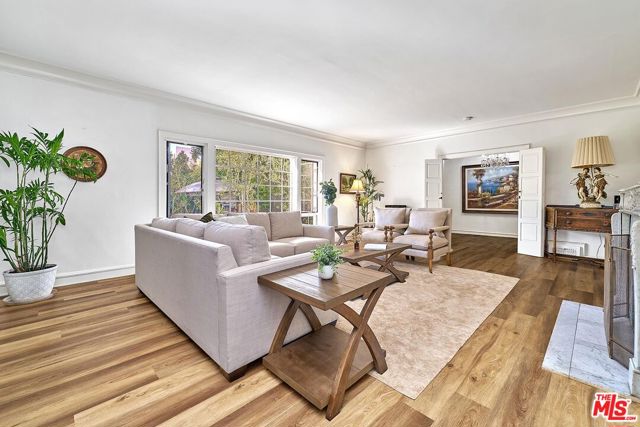 728 S Windsor Boulevard, Los Angeles CA: https://media.crmls.org/mediaz/ebe41614-7c45-4d56-ad25-b01e7482bec3.jpg