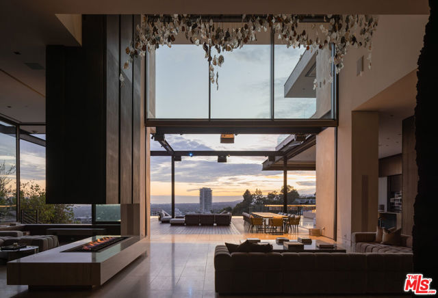 1305 Collingwood Place, Los Angeles CA: https://media.crmls.org/mediaz/ebe553a0-e636-46c1-848a-fa5d68a90849.jpg