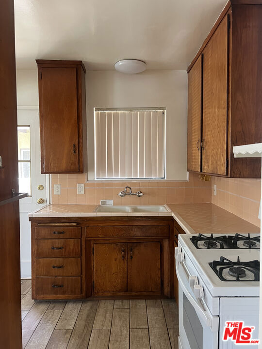 1124 San Rafael Avenue, Glendale CA: https://media.crmls.org/mediaz/ebe5accc-f846-4972-9861-31bcf610b137.jpg