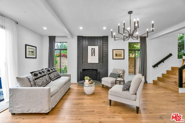 1059 Hillview Circle, Simi Valley CA: https://media.crmls.org/mediaz/ebe61dbc-de15-4e30-8d2d-e0b6f9e89864.jpg