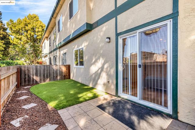 2912 Flint St, Union City CA: https://media.crmls.org/mediaz/ebe6ab75-0d60-4ce3-866d-5281e0e456dd.jpg