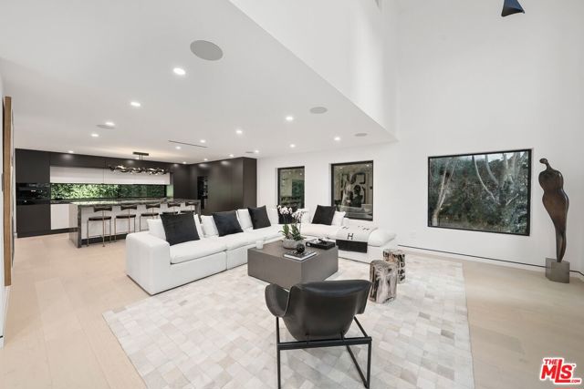 3290 N Knoll Drive, Los Angeles CA: https://media.crmls.org/mediaz/ebe8760b-8870-43fd-8e98-26ec0a82cea5.jpg