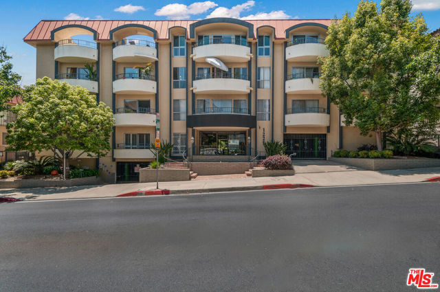 1221 N Kings Road, West Hollywood CA: https://media.crmls.org/mediaz/ebe8ced2-c2a2-4b21-9678-75375f1de850.jpg