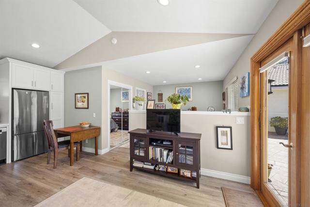 1510 2 Orangeview Dr,  CA: https://media.crmls.org/mediaz/ebe8d54b-9015-4f30-8812-90d14473a3e9.jpg