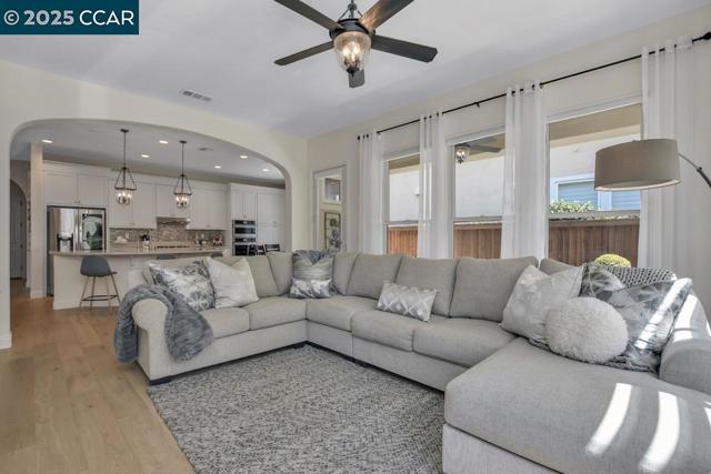 1746 Veneto Ln, Brentwood CA: https://media.crmls.org/mediaz/ebe955d2-1cd9-454b-ba19-c94e076f1507.jpg