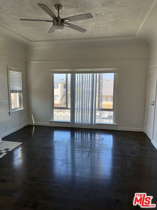 1408 2nd Avenue, Los Angeles CA: https://media.crmls.org/mediaz/ebea0d44-30ab-41e7-86f8-7130a8791fc5.jpg