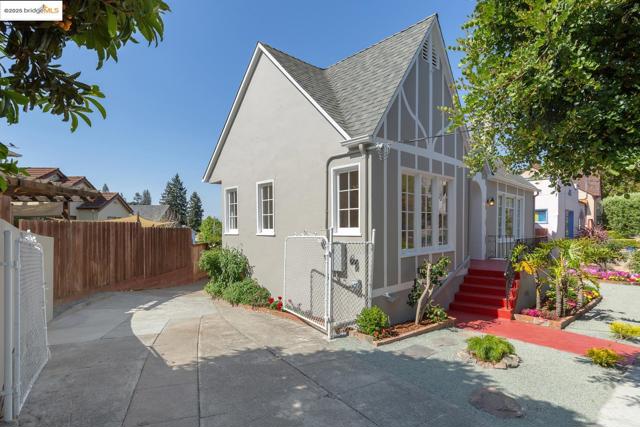 6753 Manor Crest, Oakland CA: https://media.crmls.org/mediaz/ebeb9939-5fda-4a20-a8e4-8f6416ff06a2.jpg
