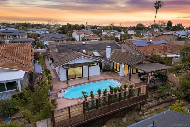 3985 Syme Dr, Carlsbad CA: https://media.crmls.org/mediaz/ebebc72c-4e43-4377-8182-bfb73d3746f5.jpg
