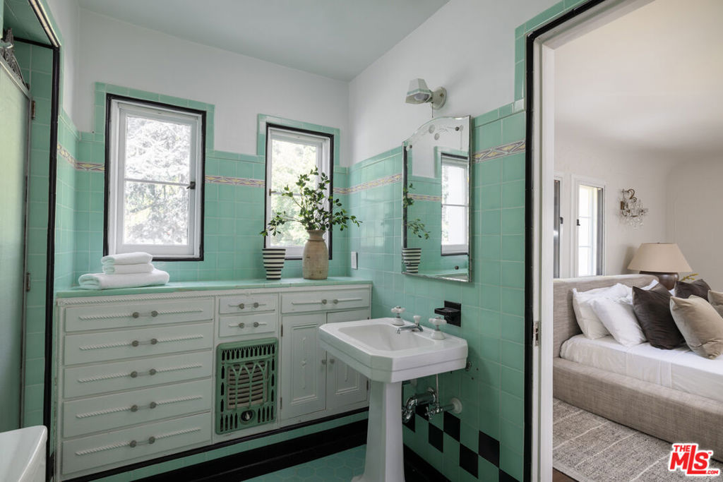 MLS #25500425 image #17