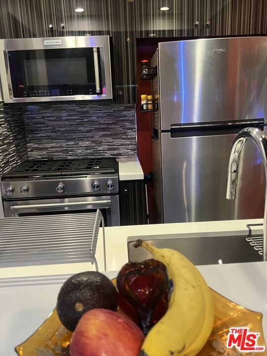 950 N Kings Road, West Hollywood CA: https://media.crmls.org/mediaz/ebecaca1-c0b5-44c5-aab8-33f49bd415ed.jpg