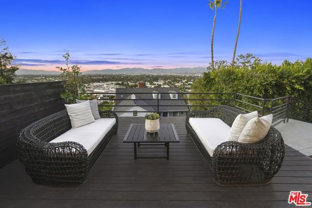 3838 Buena Park Drive, Studio City CA: https://media.crmls.org/mediaz/ebecd785-0e84-4e5f-87a2-7c758e295a57.jpg