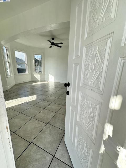 1725 96Th Ave, Oakland CA: https://media.crmls.org/mediaz/ebee0b39-b0df-4746-91e3-6ca08e29cbc9.jpg