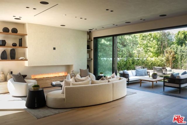 13221 Hesby Street, Sherman Oaks CA: https://media.crmls.org/mediaz/ebee80ff-d737-4bcd-9b86-4e6d8784305e.jpg