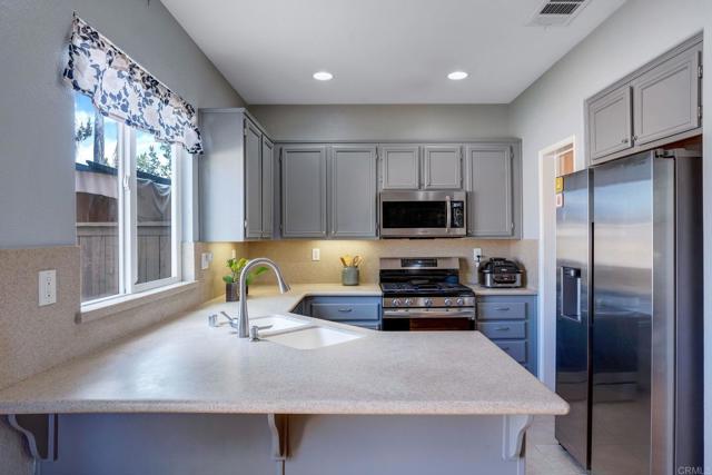 Detail Gallery Image 8 of 55 For 1228 Stagecoach Trail Loop, Chula Vista,  CA 91915 - 2 Beds | 2/1 Baths