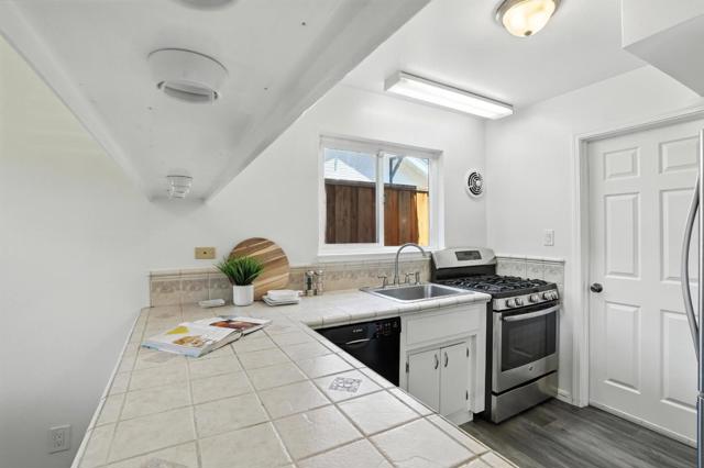 946 Laguna Avenue, Burlingame CA: https://media.crmls.org/mediaz/ebefb1da-b009-454d-adbd-24675bb6d765.jpg