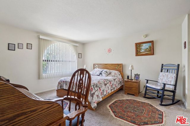 21620 Burbank Boulevard, Woodland Hills CA: https://media.crmls.org/mediaz/ebefcc94-a93d-4230-b468-75f260880f8b.jpg