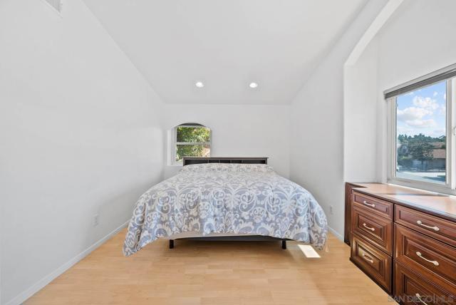 2492 Royal Saint James Dr, El Cajon CA: https://media.crmls.org/mediaz/ebf0b704-0a5c-43ea-af90-76ff293ba1be.jpg