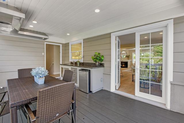 5601 Castle Dr, Oakland CA: https://media.crmls.org/mediaz/ebf1c3b3-43ea-4758-a2ee-bb364da96222.jpg