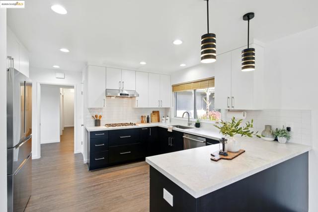 7927 Phaeton Dr, Oakland CA: https://media.crmls.org/mediaz/ebf1e4be-05b8-4775-b859-56b966ee1991.jpg