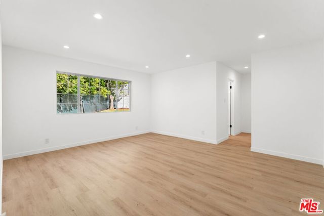 4800 Topeka Drive, Tarzana CA: https://media.crmls.org/mediaz/ebf2189f-a69c-4d78-9b23-a61f95bb00c0.jpg