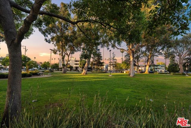 1101 Lincoln Boulevard, Santa Monica CA: https://media.crmls.org/mediaz/ebf31e91-a99e-4c5c-ad73-0d506b6ca3e8.jpg