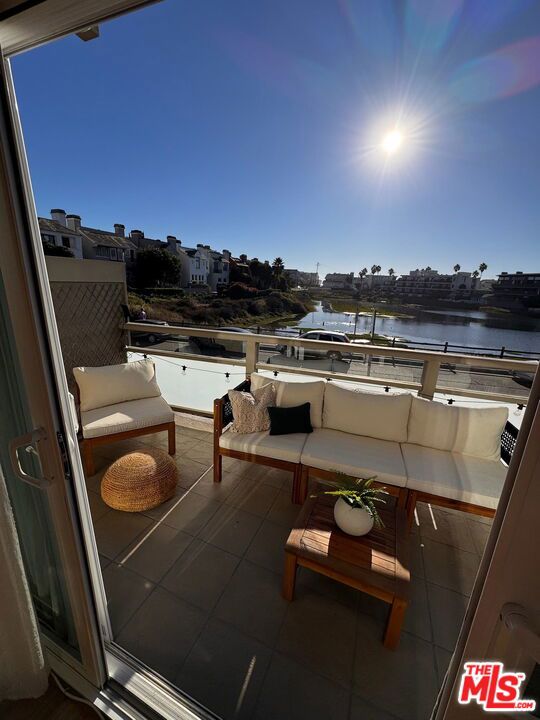 3950 Via Dolce, Marina del Rey CA: https://media.crmls.org/mediaz/ebf32ec3-6fb1-4720-8c05-fcfbc3757cda.jpg