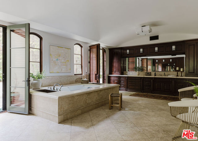9301 Cherokee Lane, Beverly Hills CA: https://media.crmls.org/mediaz/ebf40ffd-67c1-47d2-a487-67f153f12da5.jpg