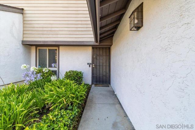 220 Eveningside Gln, Escondido CA: https://media.crmls.org/mediaz/ebf45f1d-4c07-4bbc-be14-2769be95ed22.jpg