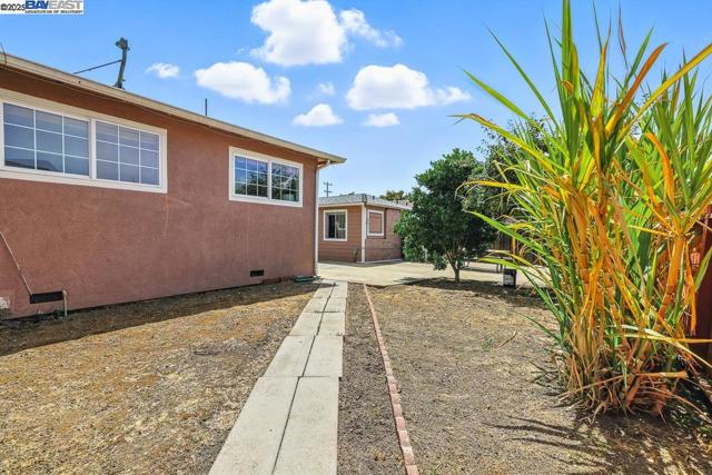 825 Billings Blvd, San Leandro CA: https://media.crmls.org/mediaz/ebf5490e-0c3f-4384-8601-2d6c40ec2e16.jpg