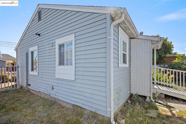2533 Bush Ave, Richmond CA: https://media.crmls.org/mediaz/ebf69836-edfe-4272-bb89-81d4f3fb5529.jpg