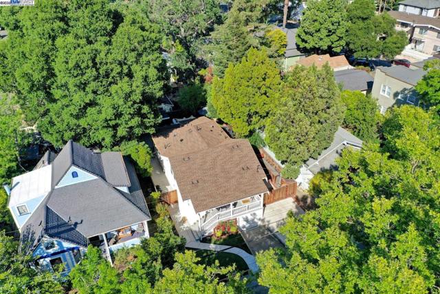 1215 Castro St, Martinez CA: https://media.crmls.org/mediaz/ebf6af7c-0598-408a-8d6b-151d20c0c37b.jpg