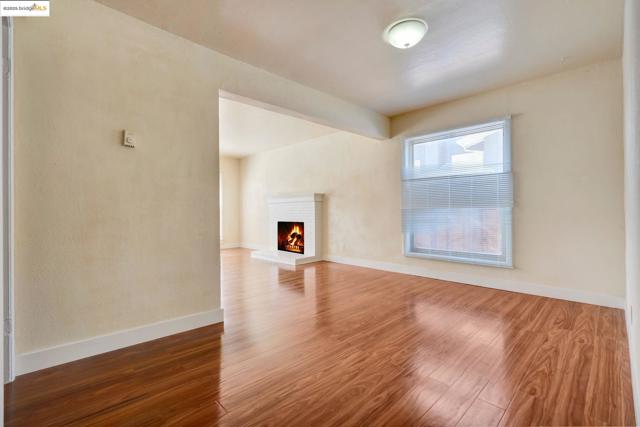 527 42nd Street, Richmond CA: https://media.crmls.org/mediaz/ebf6ec24-54de-433a-94b7-0ff0aa41b310.jpg