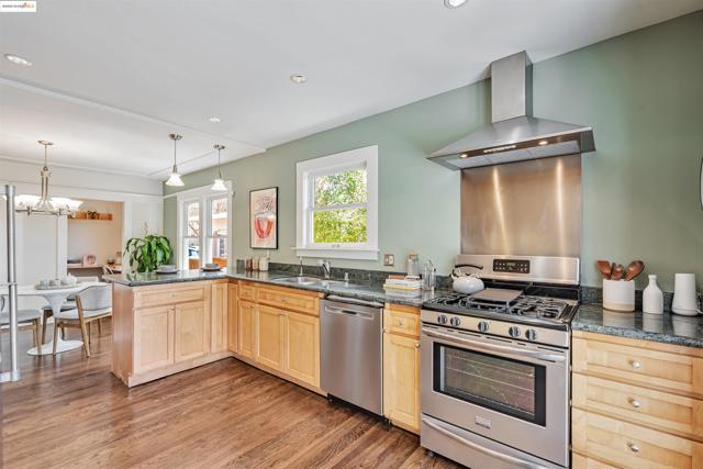 906 Carmel Ave, Albany CA: https://media.crmls.org/mediaz/ebf7064e-7400-463f-ab7e-b9fecaff32af.jpg