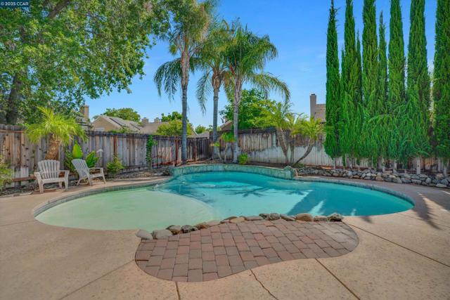 380 Claremont Dr, Brentwood CA: https://media.crmls.org/mediaz/ebf8f8a6-60ae-4a5a-8fdc-9596c92e2a8d.jpg