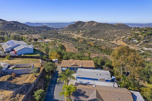 300 Thornton Dr, El Cajon CA: https://media.crmls.org/mediaz/ebf8fbb1-0b69-4397-b3ee-01ccc23b3439.jpg