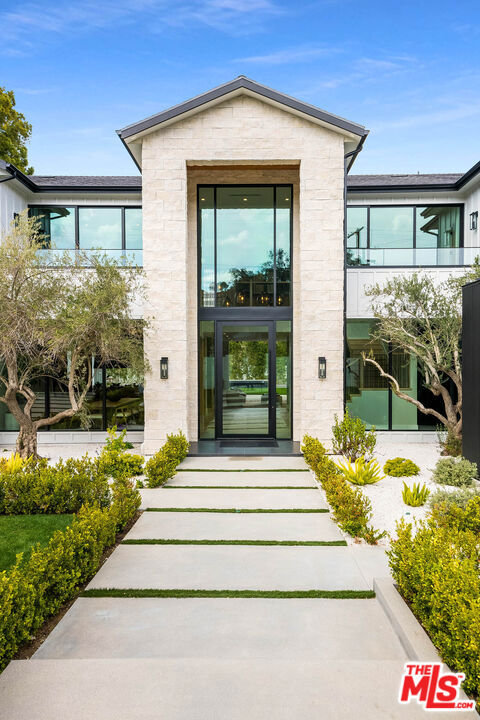 15907 Valley Vista Boulevard, Encino CA: https://media.crmls.org/mediaz/ebfaaf12-bda0-4da1-aa0b-4b46b6653be4.jpg
