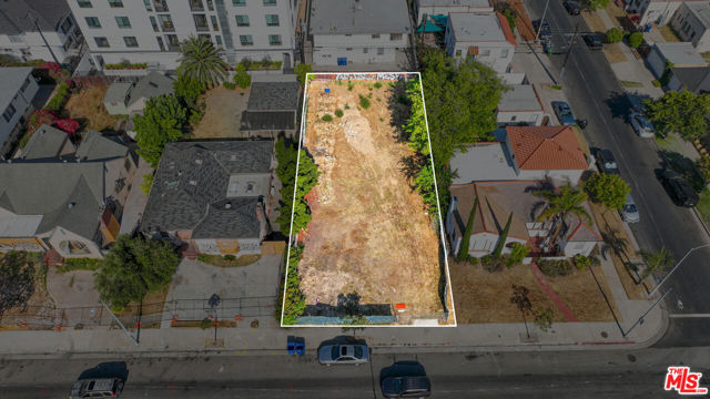 1562 S Fairfax Avenue, Los Angeles CA: https://media.crmls.org/mediaz/ebfacf15-309c-4ad3-a628-3ae93b1f3ea4.jpg