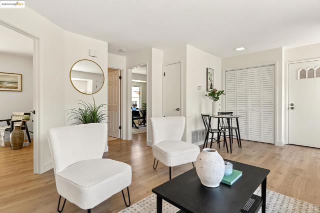 221 Village Pl, Martinez CA: https://media.crmls.org/mediaz/ebfb353a-17ac-44bd-a72e-9bc7b1f9b0a1.jpg