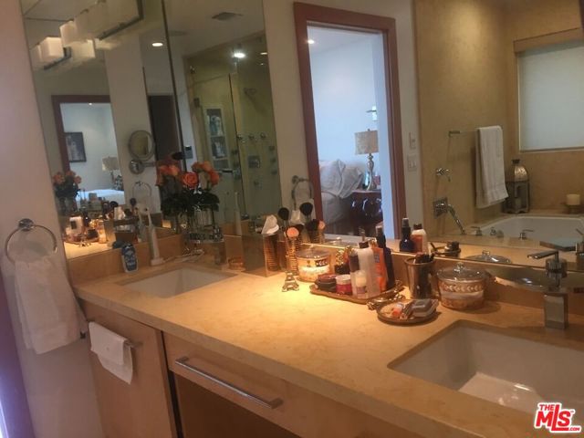 3440 Shoreheights Drive, Malibu CA: https://media.crmls.org/mediaz/ebfb703b-8bcb-4fdc-83b2-7322b0b5afc1.jpg
