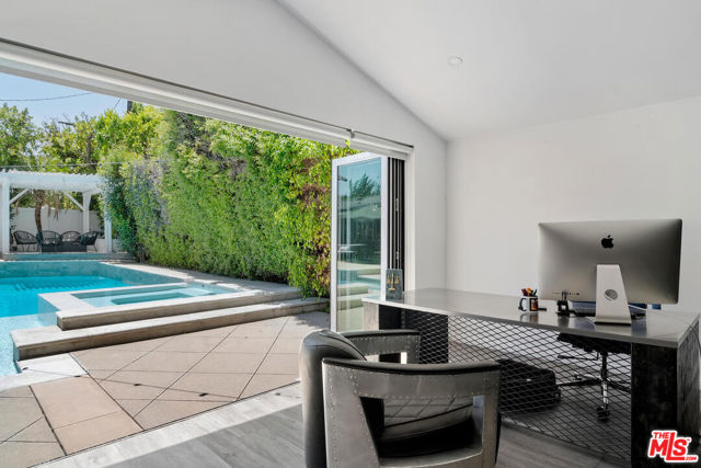 4909 Encino Terrace, Encino CA: https://media.crmls.org/mediaz/ebfc684c-1285-4403-a66c-df641a4f1ff6.jpg